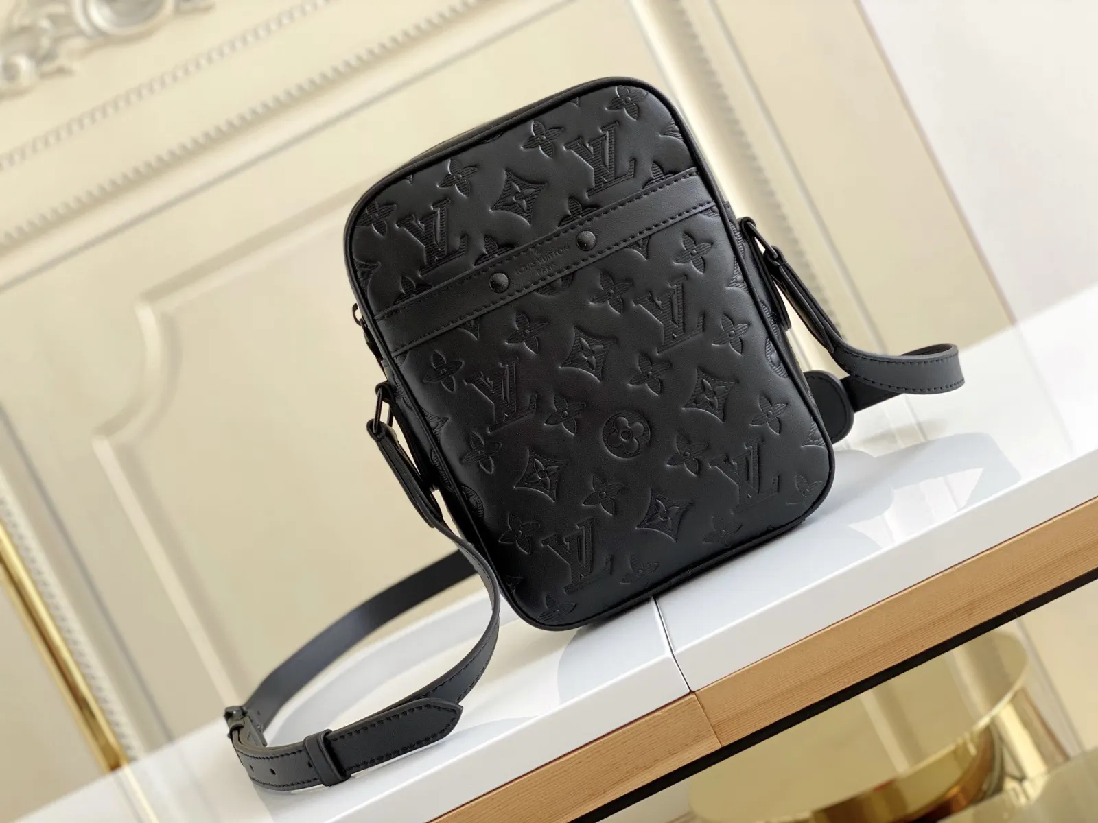 LV 黑色壓紋竖款斜背包 休閒小包款