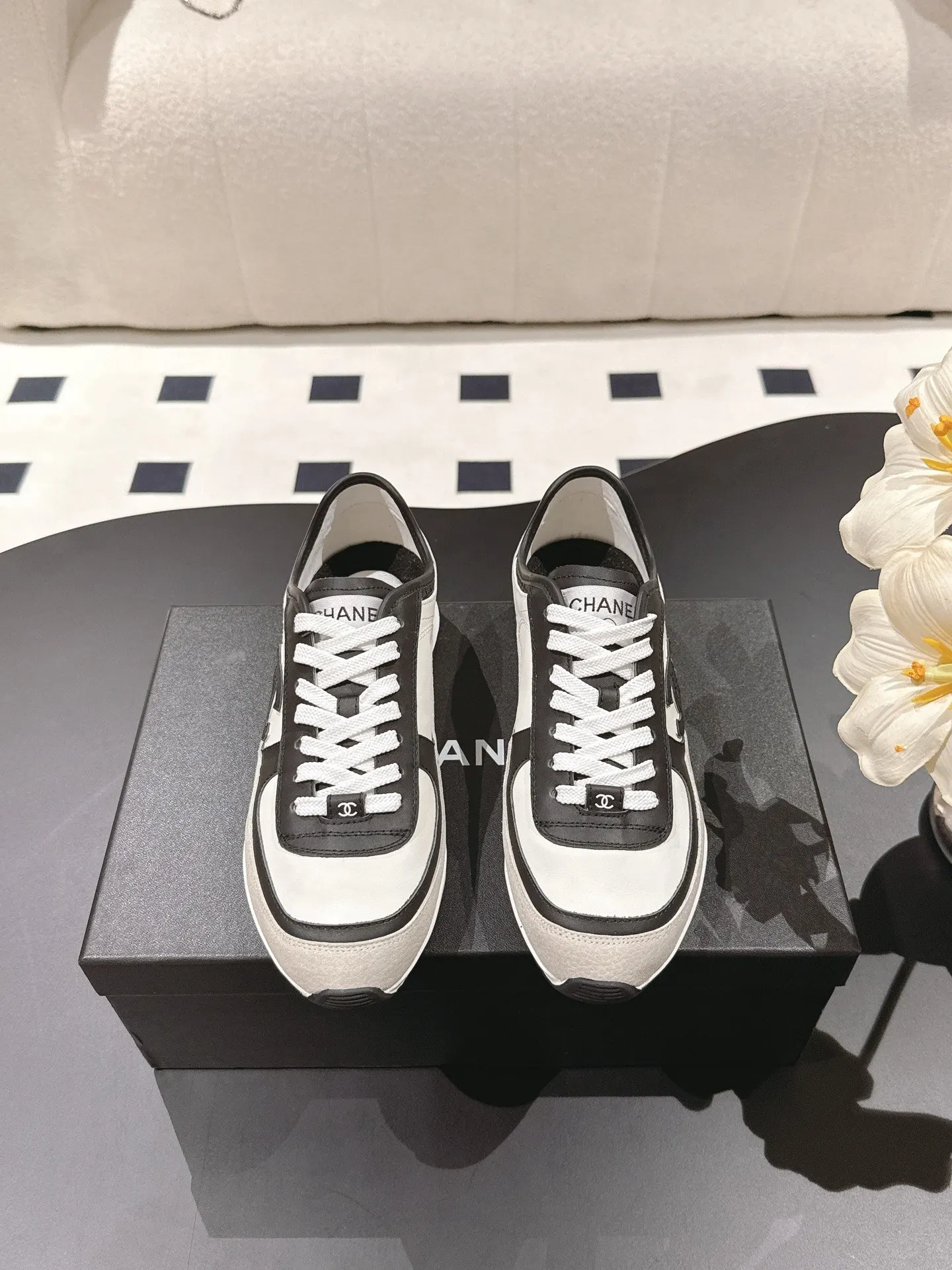 CHANEL 黑白拼色羊皮休閒鞋 厚底款
