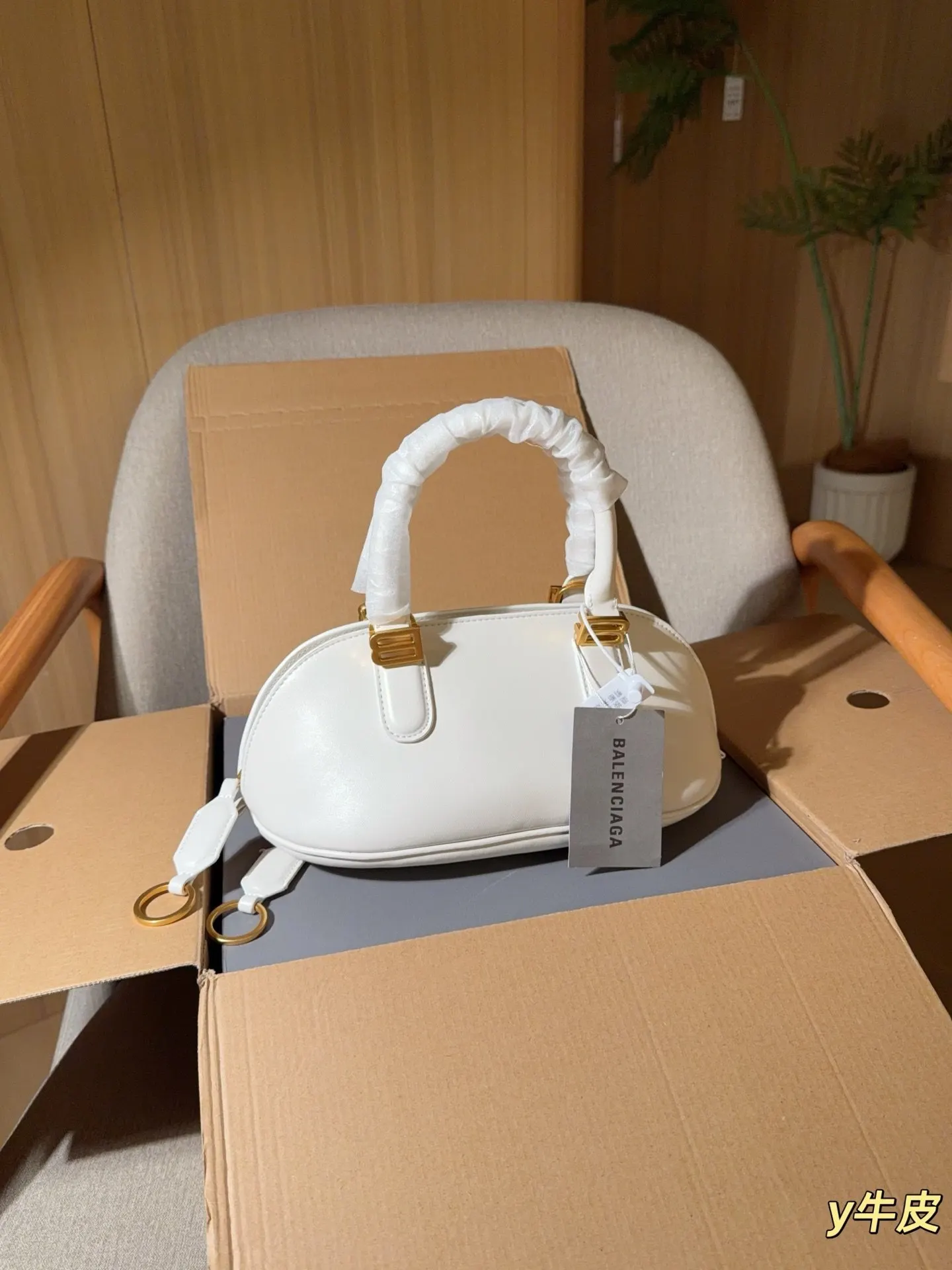 Balenciaga 牛皮 斜背包 日常搭配款