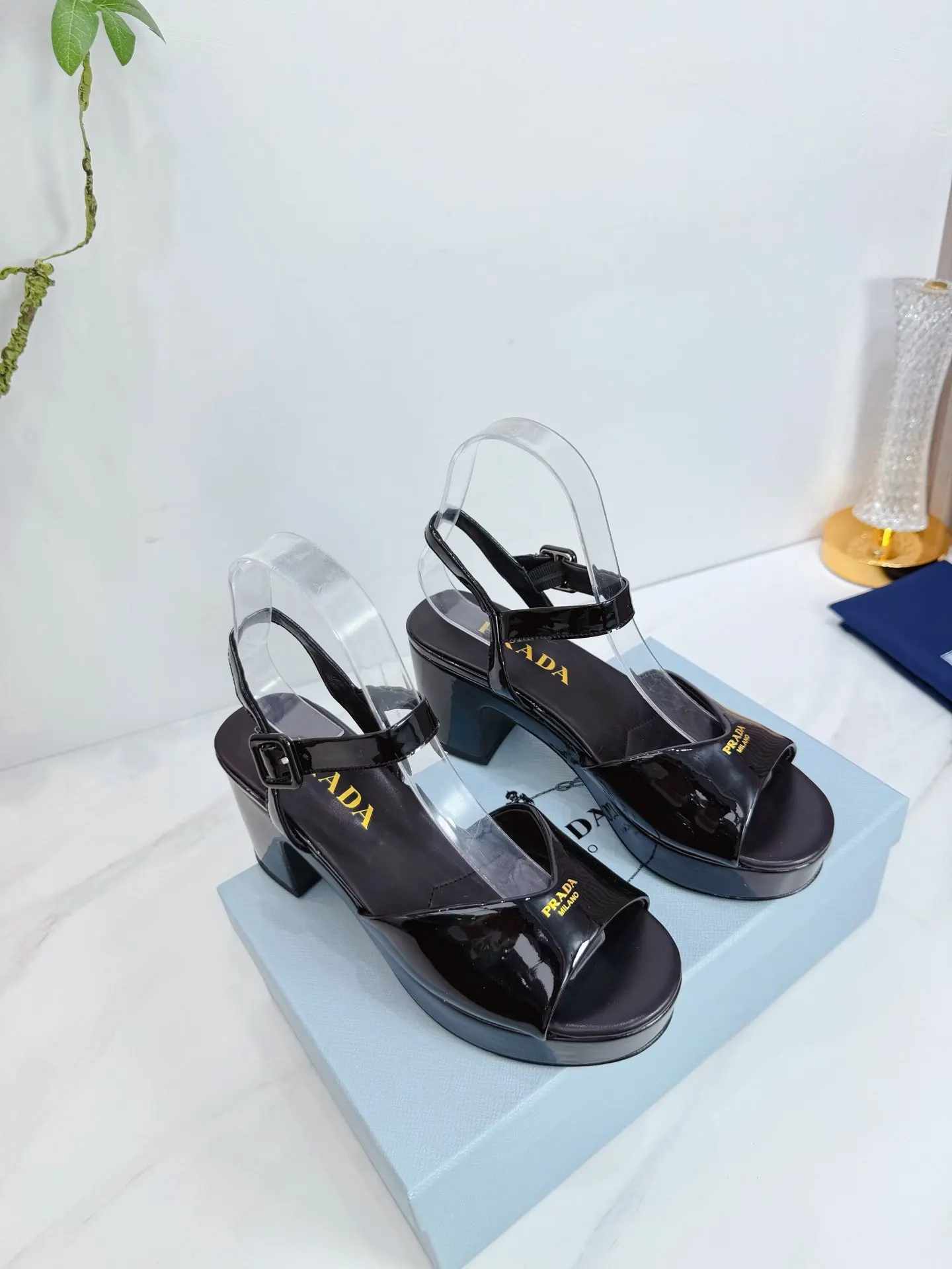 PRADA 羊皮 漆皮 休閒鞋 舒適百搭款