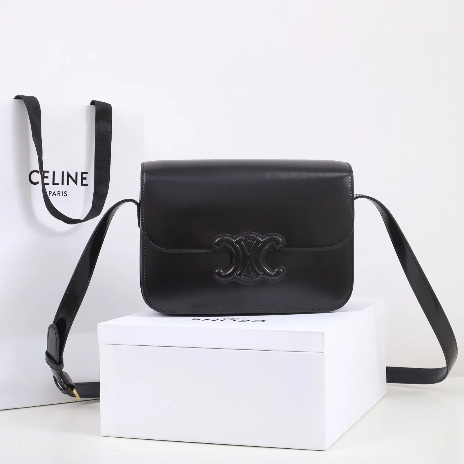 Celine 牛皮 将復古元素与品牌一向拿手的利落线条向结合 气质高贵 水桶包 休閒水桶款