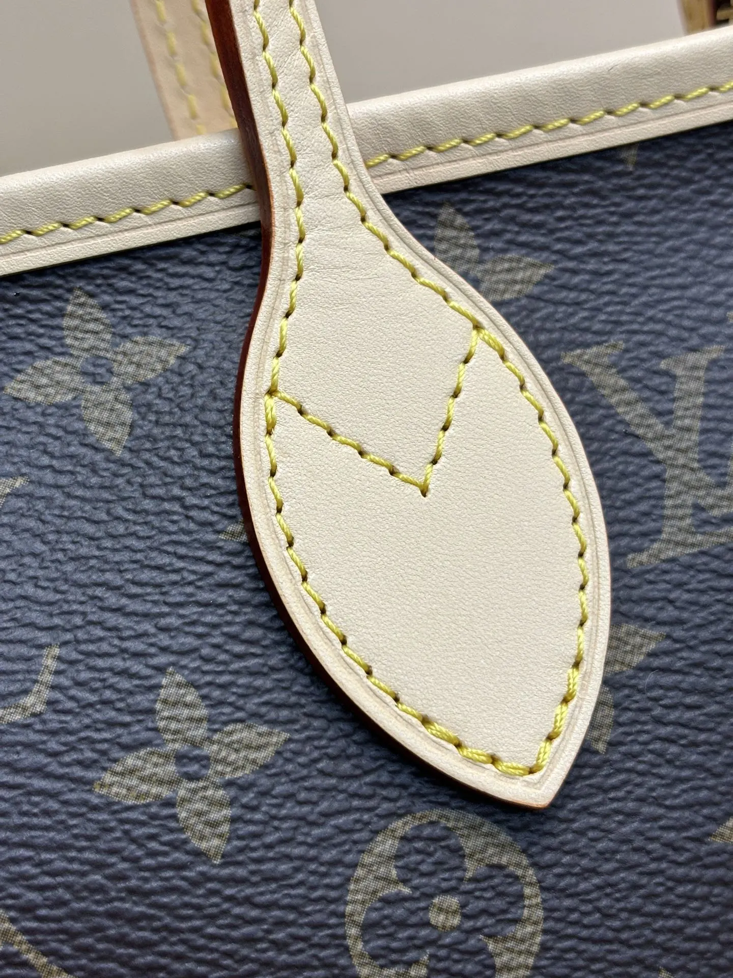 Neverfull 牛皮 斜挎包 轻便斜挎款