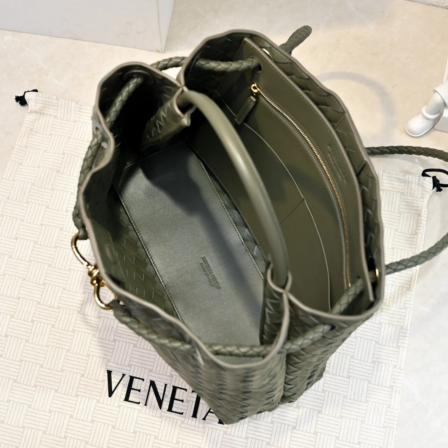 Bottega Veneta 麂皮 斜挎包 轻便斜挎款