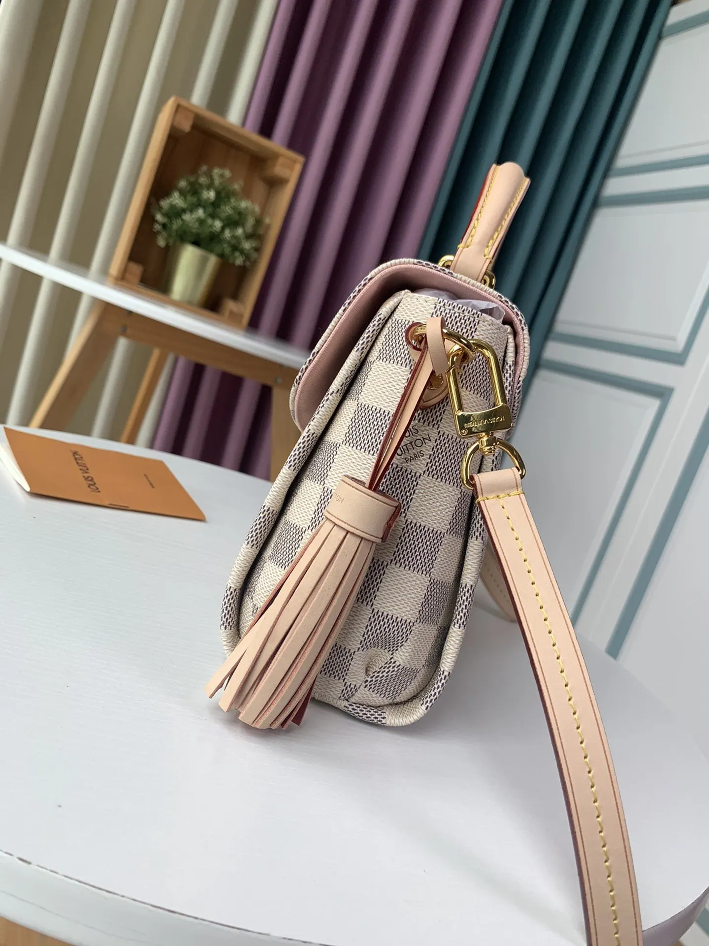 LV 品牌 精工之作 斜挎包 轻便斜挎款