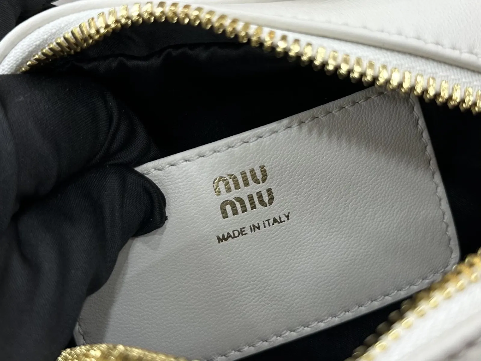 Miu 白色 金色 羊皮 斜挎包 轻便斜挎款