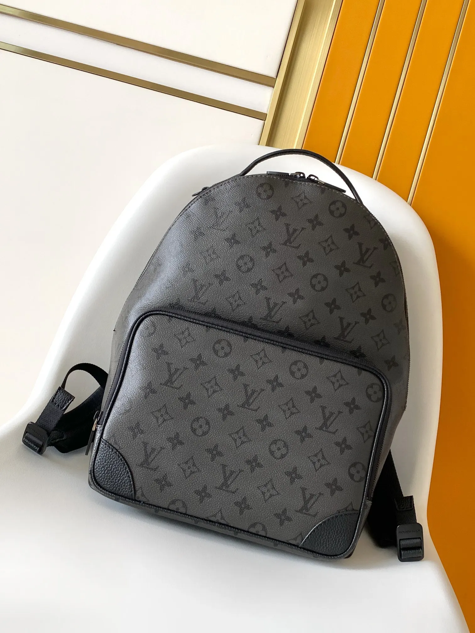 LV Discovery 灰色壓紋雙肩包 通勤款