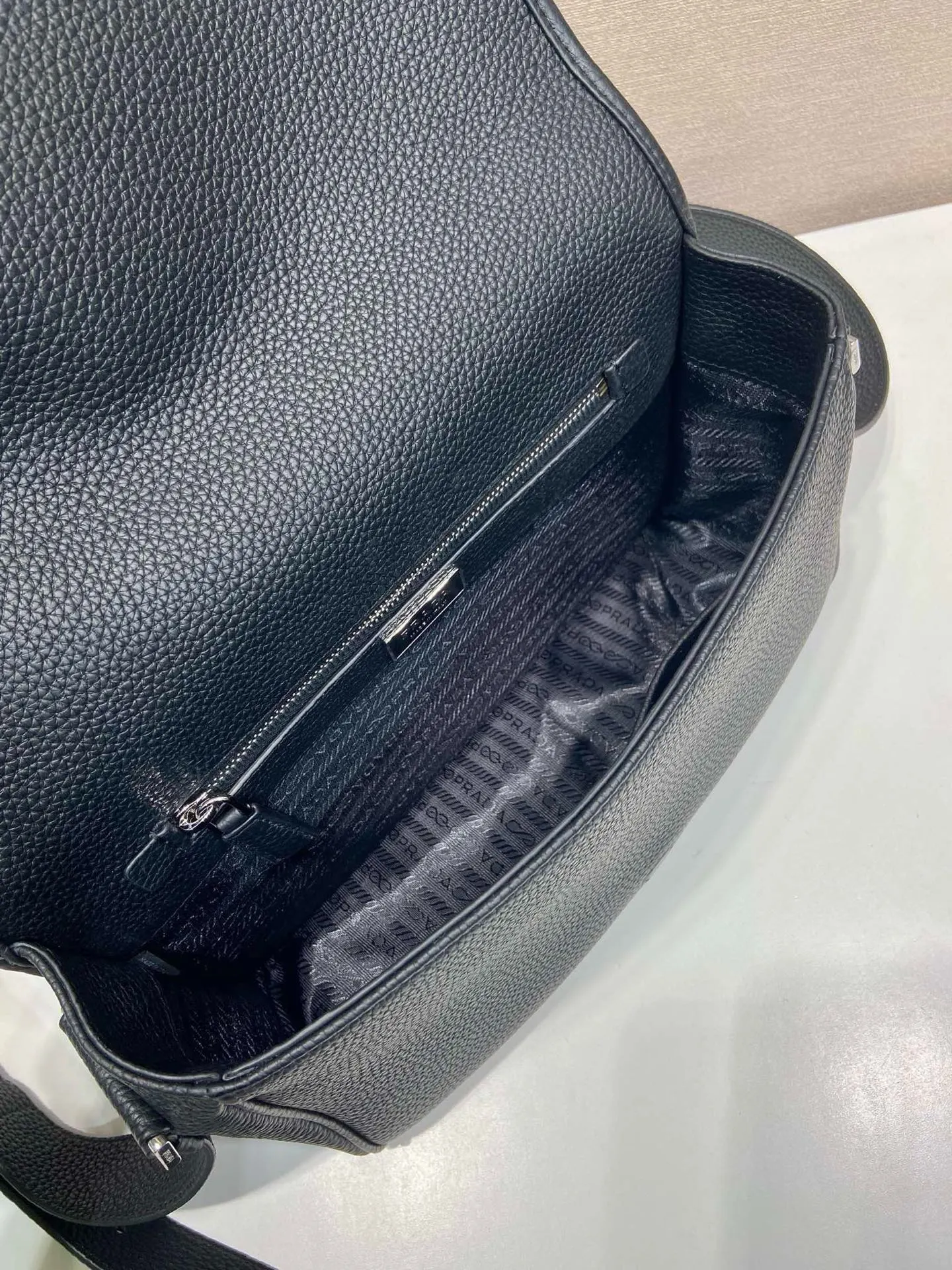 Shoulder Bag Lightweight Leather Image 9 Shoulder Bag Lightweight Leather Image 9