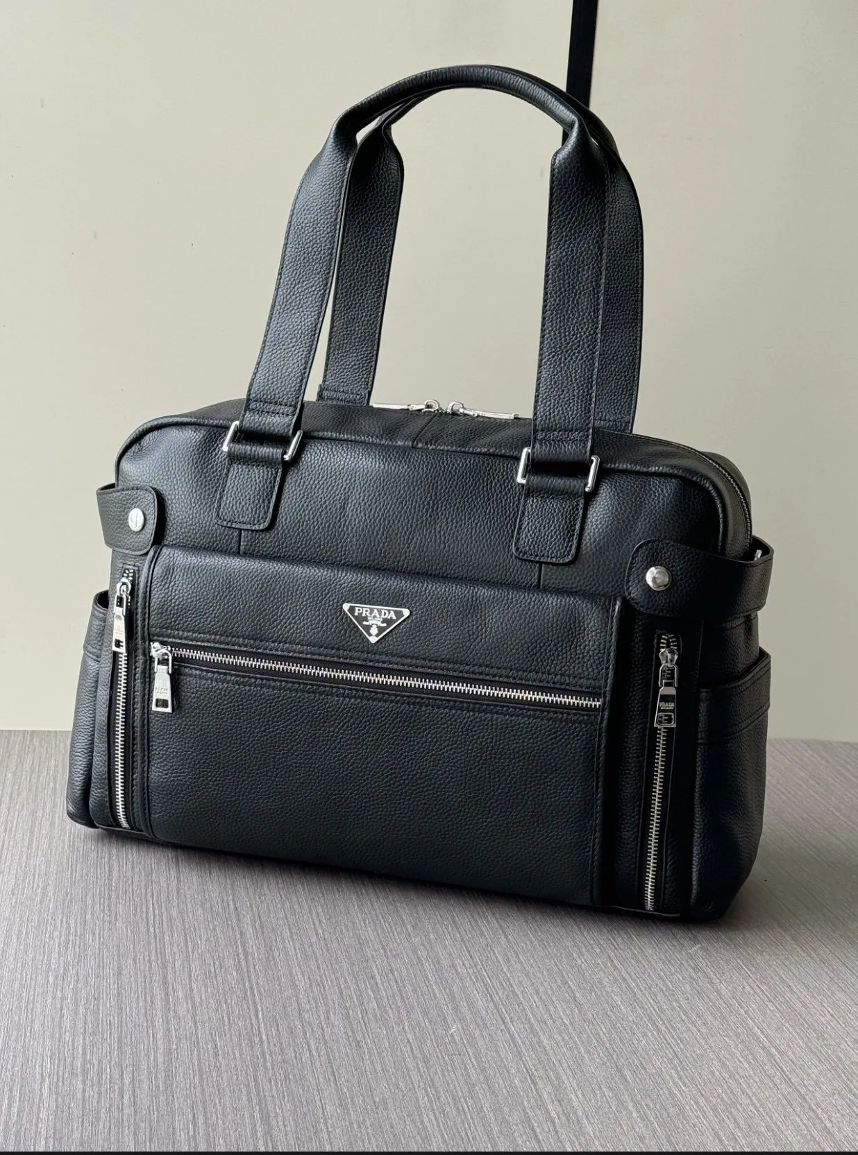 PRADA 黑色 牛皮 Logo 旅行袋 輕便实用款