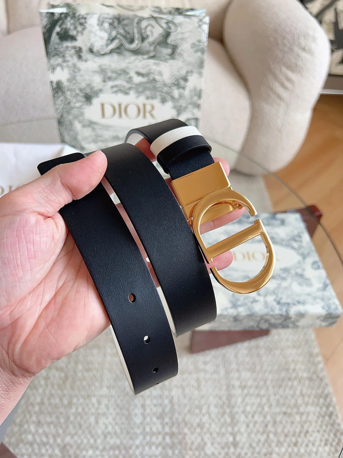 Dior 30 Montaigne black calfskin belt, exquisite accessories