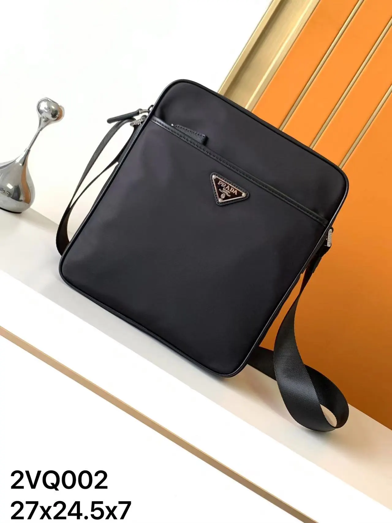 PRADA 2VQ002 牛皮 Logo 斜背包 日常通勤款