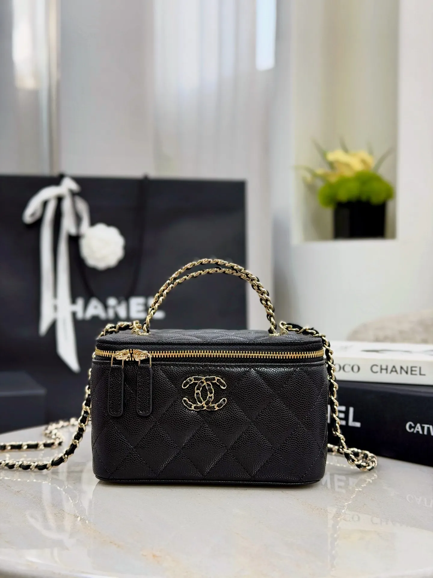 CHANEL lychee pattern cowhide flip chain bag, one shoulder c
