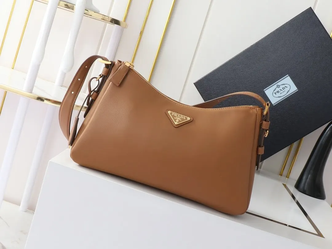 PRADA 1BC229 牛皮 三角标 腋下包 日常通勤款
