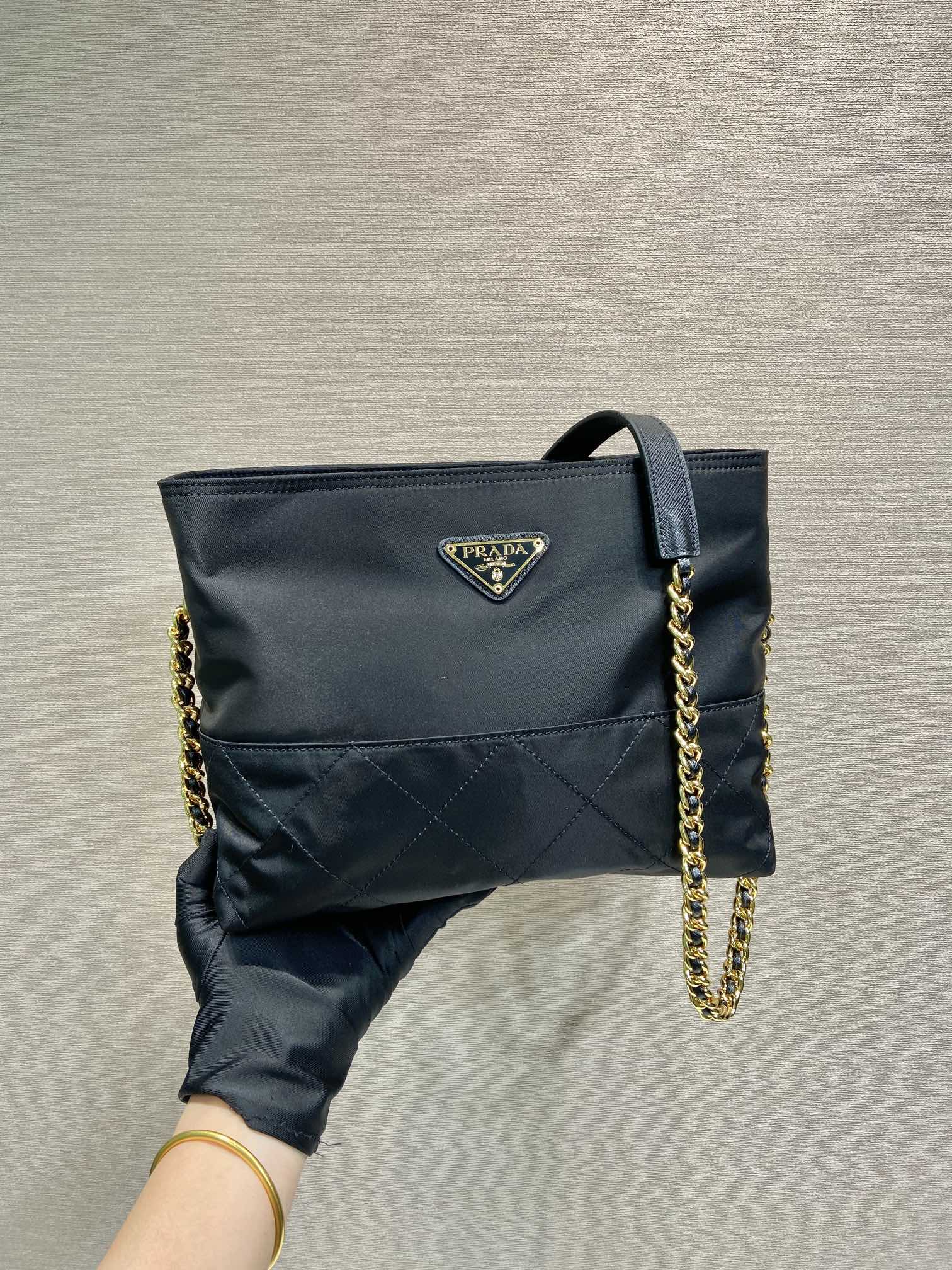 PRADA 1BD645 Re-Nylon尼龍 鏈條 斜背包 精致鏈條款