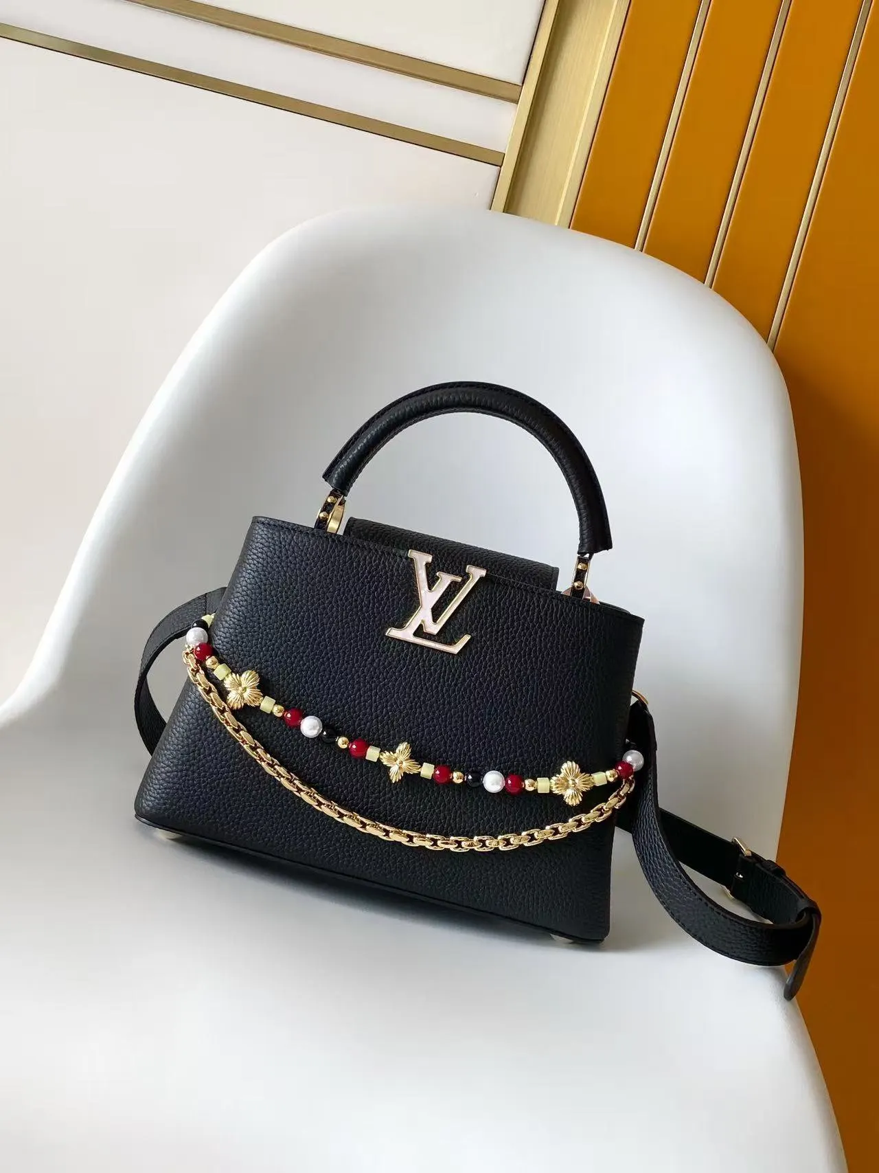 LV 黑色 棕色 牛皮 另一条饰有玻璃感串珠与 Mo花卉 闪耀 链条包 精致链条款