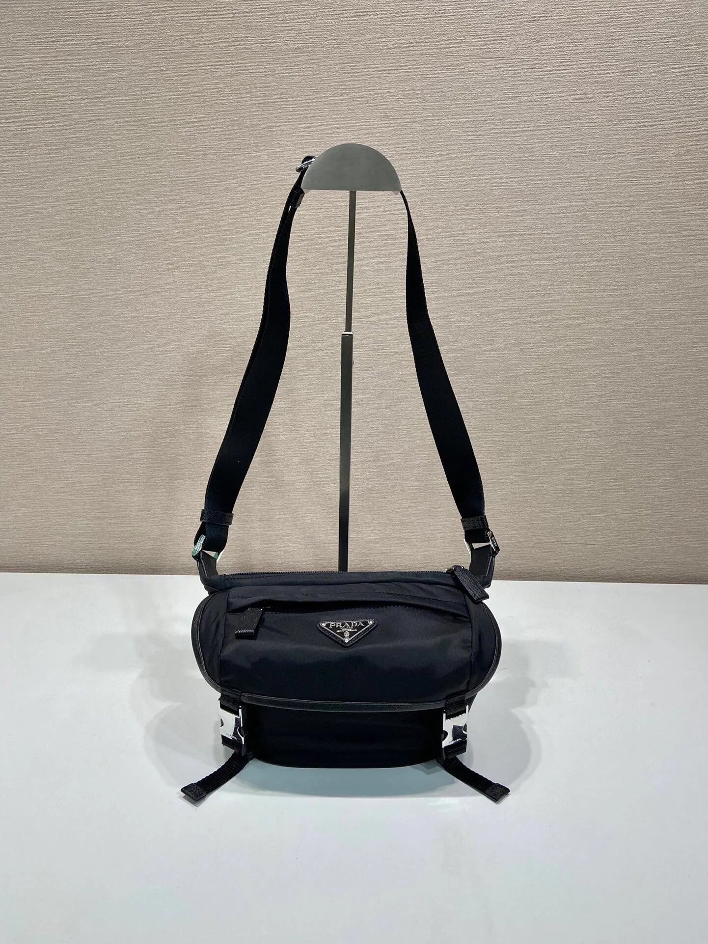 PRADA Re-Nylon尼龍 Saffiano十字纹牛皮 三角标 邮差包 迷你休閒款