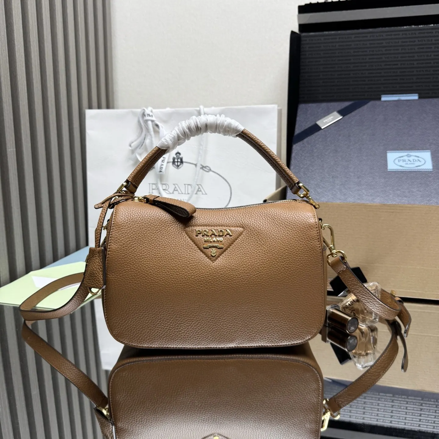 PRADA 金色 牛皮 Logo 斜背包 日常通勤款