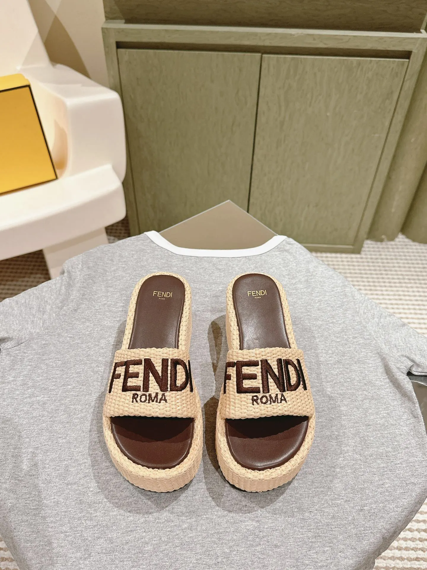 Fendi 厚底 拖鞋 轻便舒適款(數字1) Fendi 厚底 拖鞋 轻便舒適款(數字1)