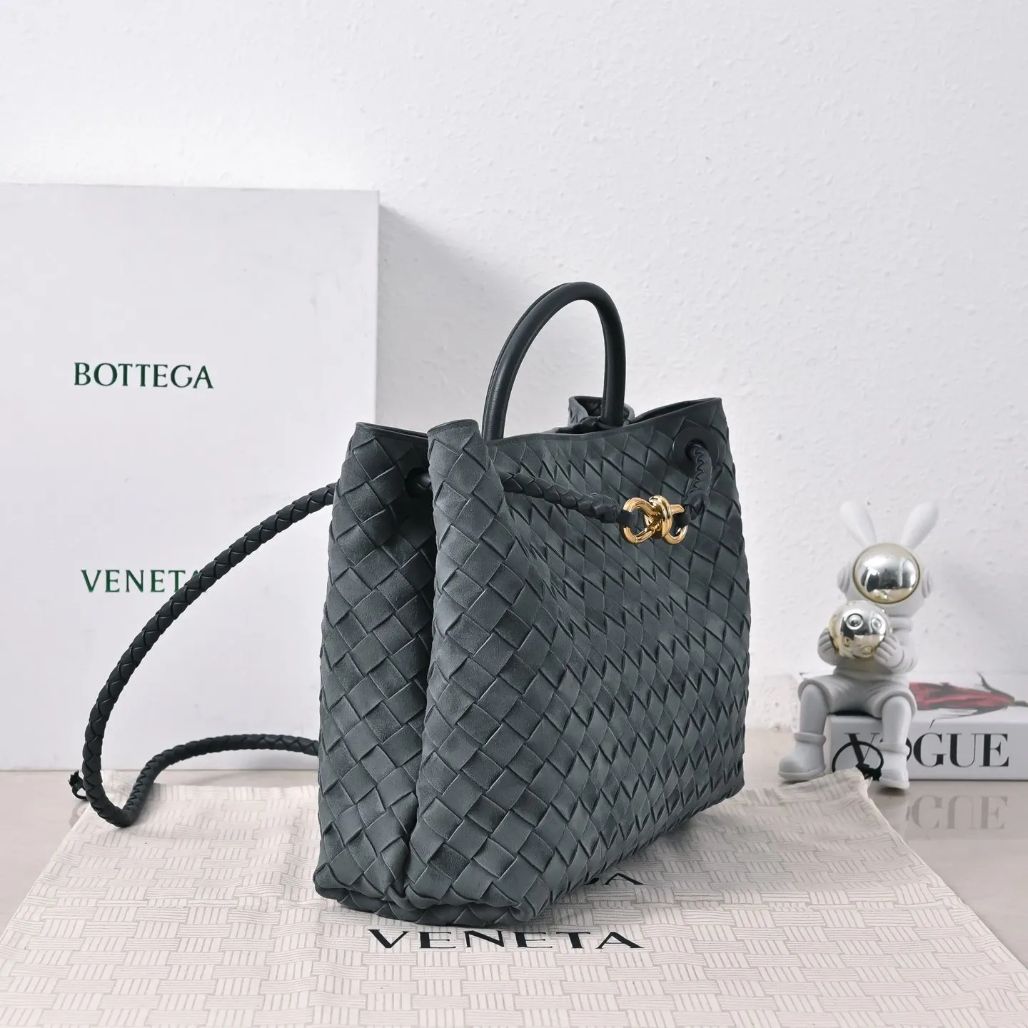 Bottega Veneta 麂皮 斜背包 輕便斜挎款