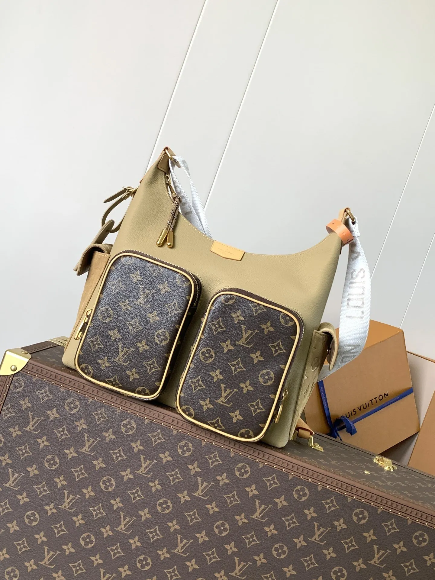 LV 卡其老花 斜背包