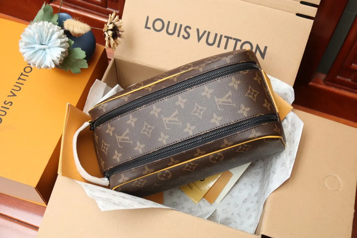 LV 老花 牛皮 皮質宽手柄可舒適提携 亦可置于挂钩上 实乃不可或缺的 化妝包 便携收納款