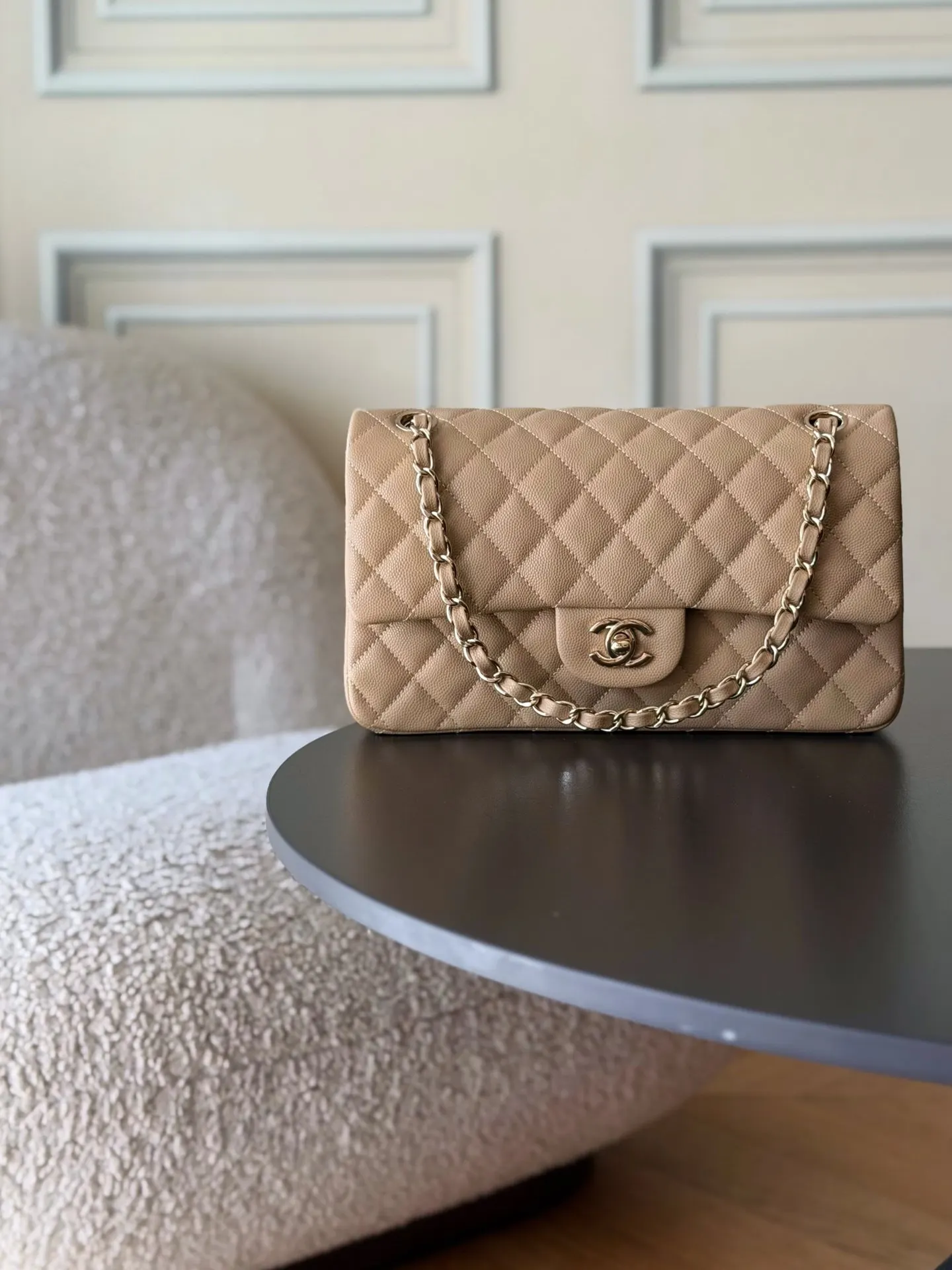 CHANEL 淺棕色魚子醬牛皮翻蓋鏈條包 金扣款