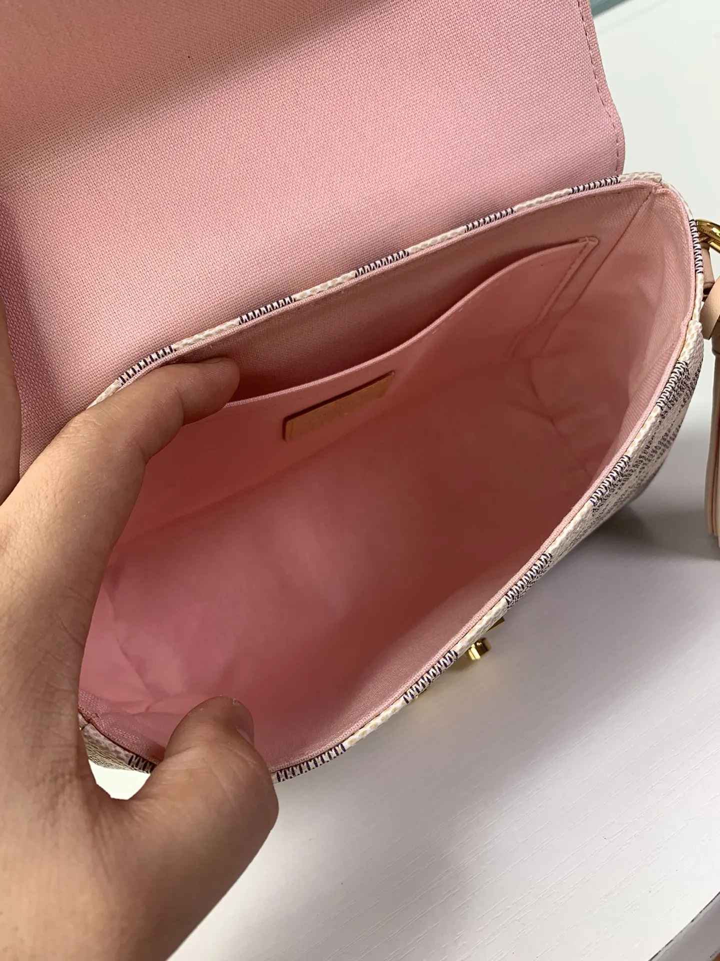 LV 品牌 精工之作 斜挎包 轻便斜挎款