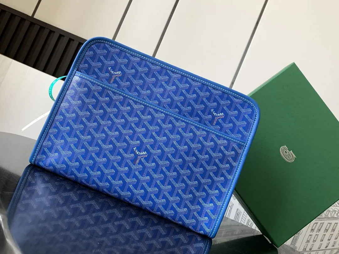 Goyard 其防水棉布衬里易于清洁 可通过其外部挂环将其挂在任何 化妝包 便携收納款