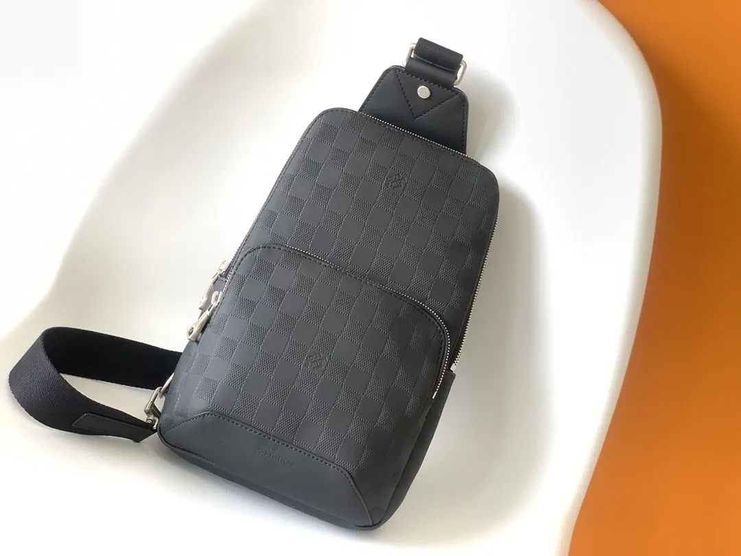 Damier 小巧轻盈 袋形贴合身体曲线 是现代活跃男士的理想小型 單肩包 日常單肩背款