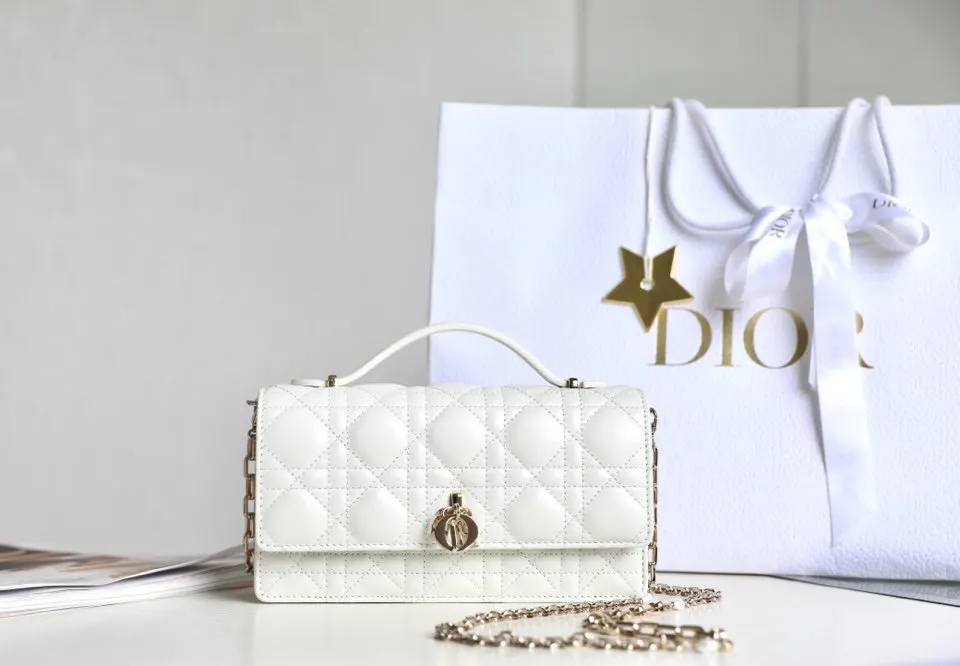 Dior white sheepskin clip, exquisite accessories