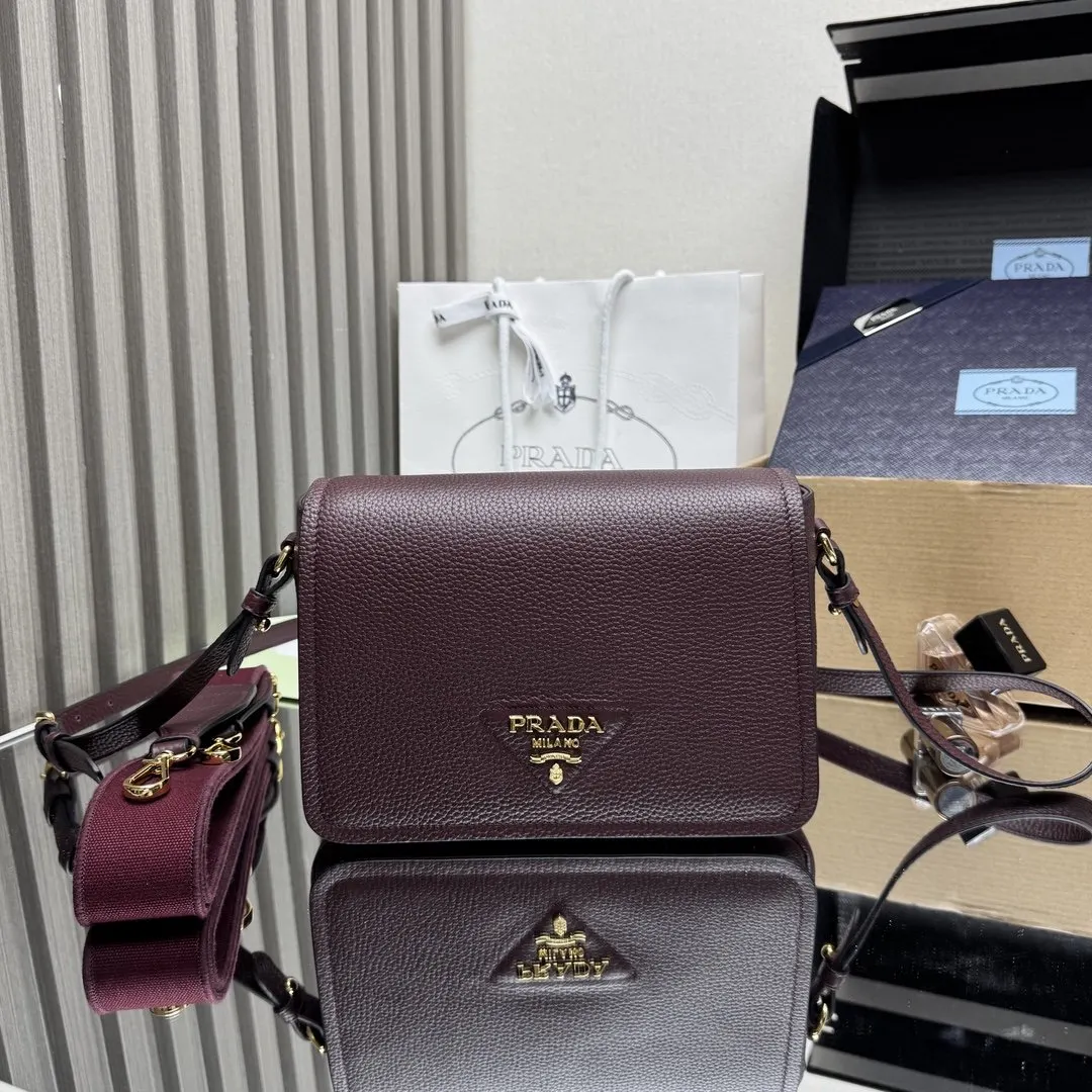 PRADA 牛皮 字母 Logo 雙肩背包 輕便实用款