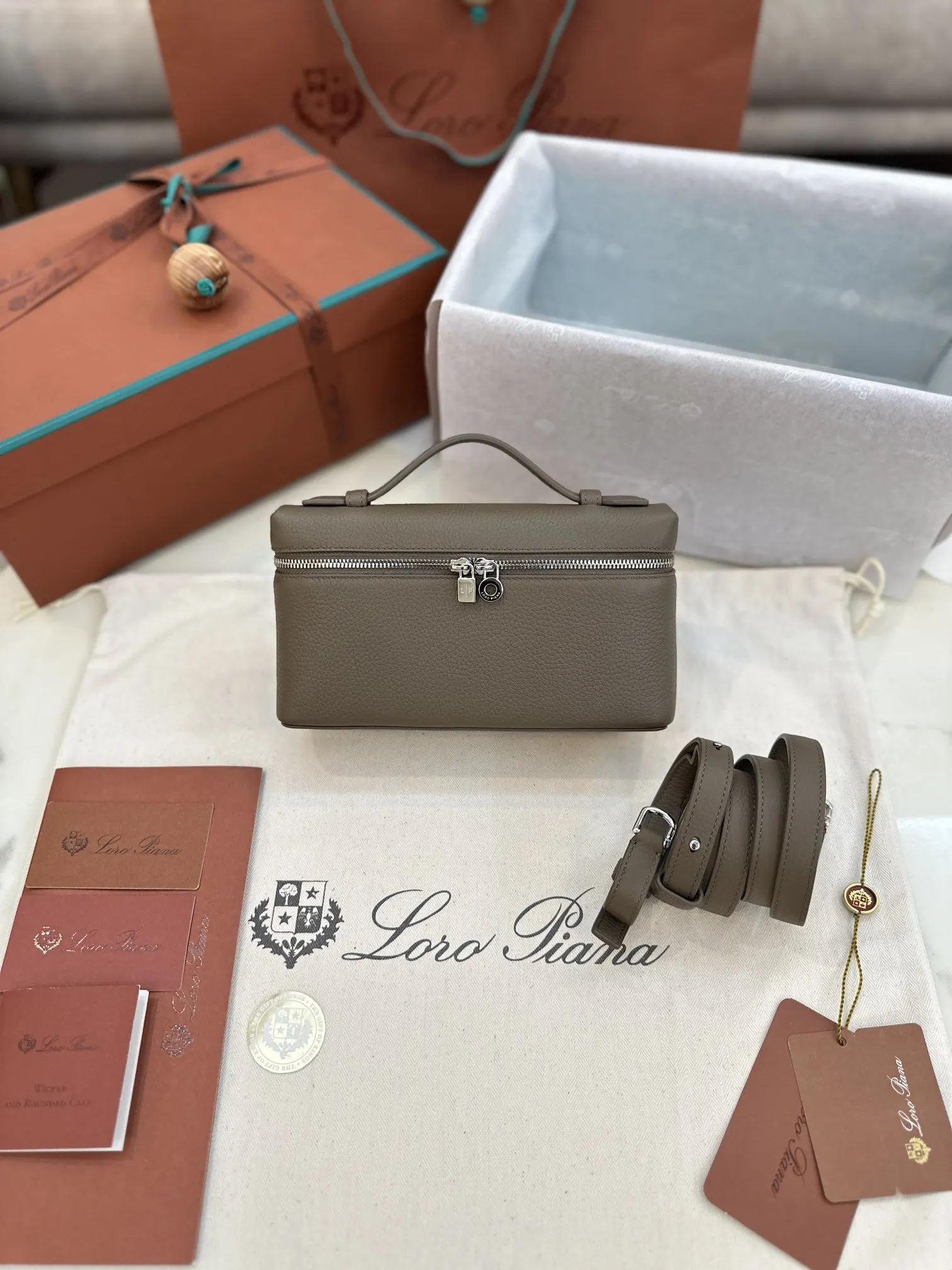 小牛皮 Loro Piana Extra Poket 手拿包 精致手拿款