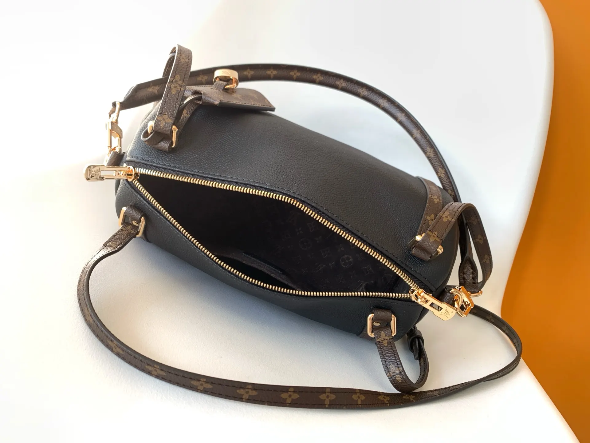 LV Keepall 黑色 灰色 牛皮 旅行袋 大容量旅行款(數字9) LV Keepall 黑色 灰色 牛皮 旅行袋 大容量旅行款(數字9)