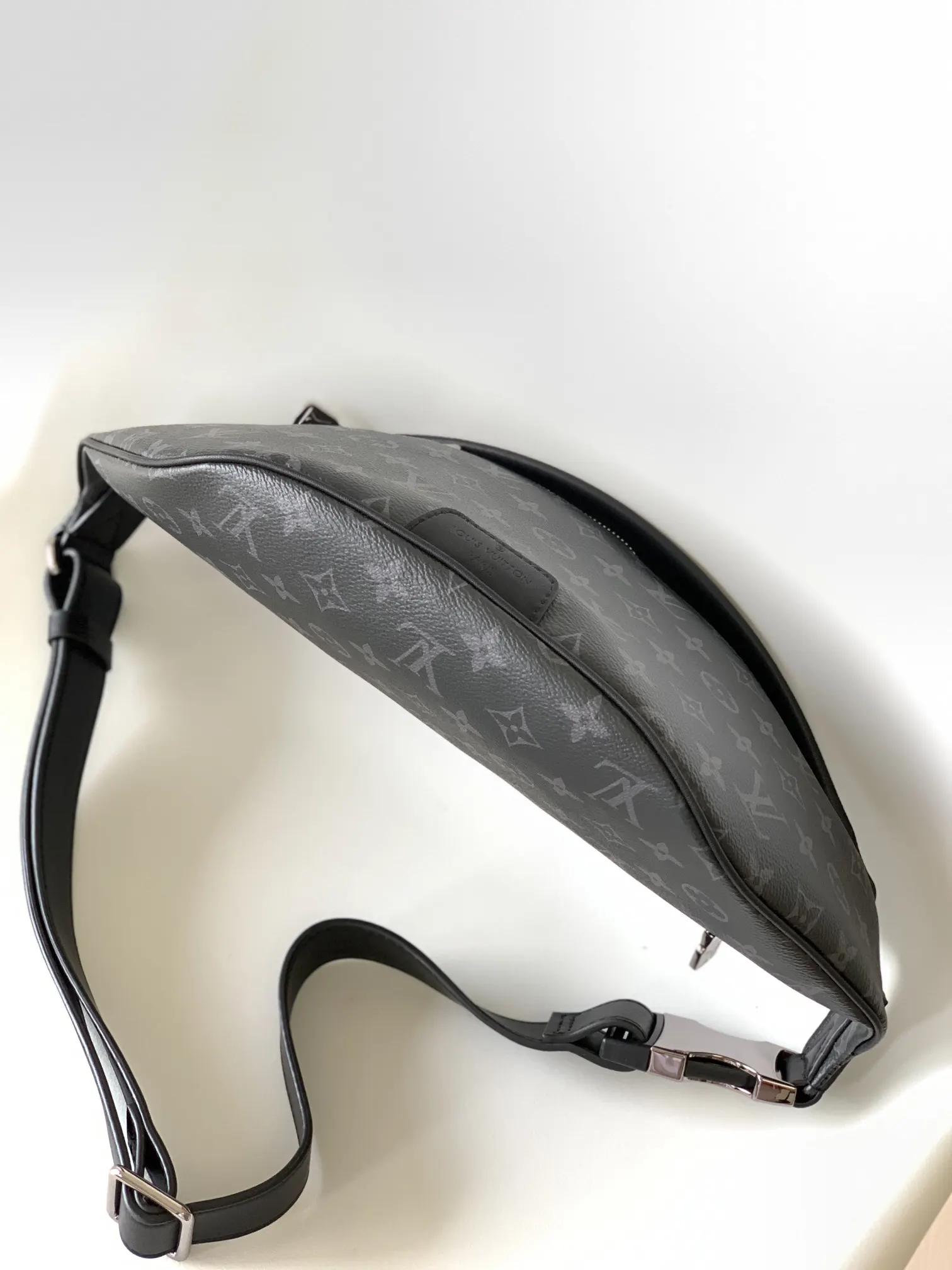 LV Discovery 經典老花 腰包 休閒胸包款(數字4) LV Discovery 經典老花 腰包 休閒胸包款(數字4)