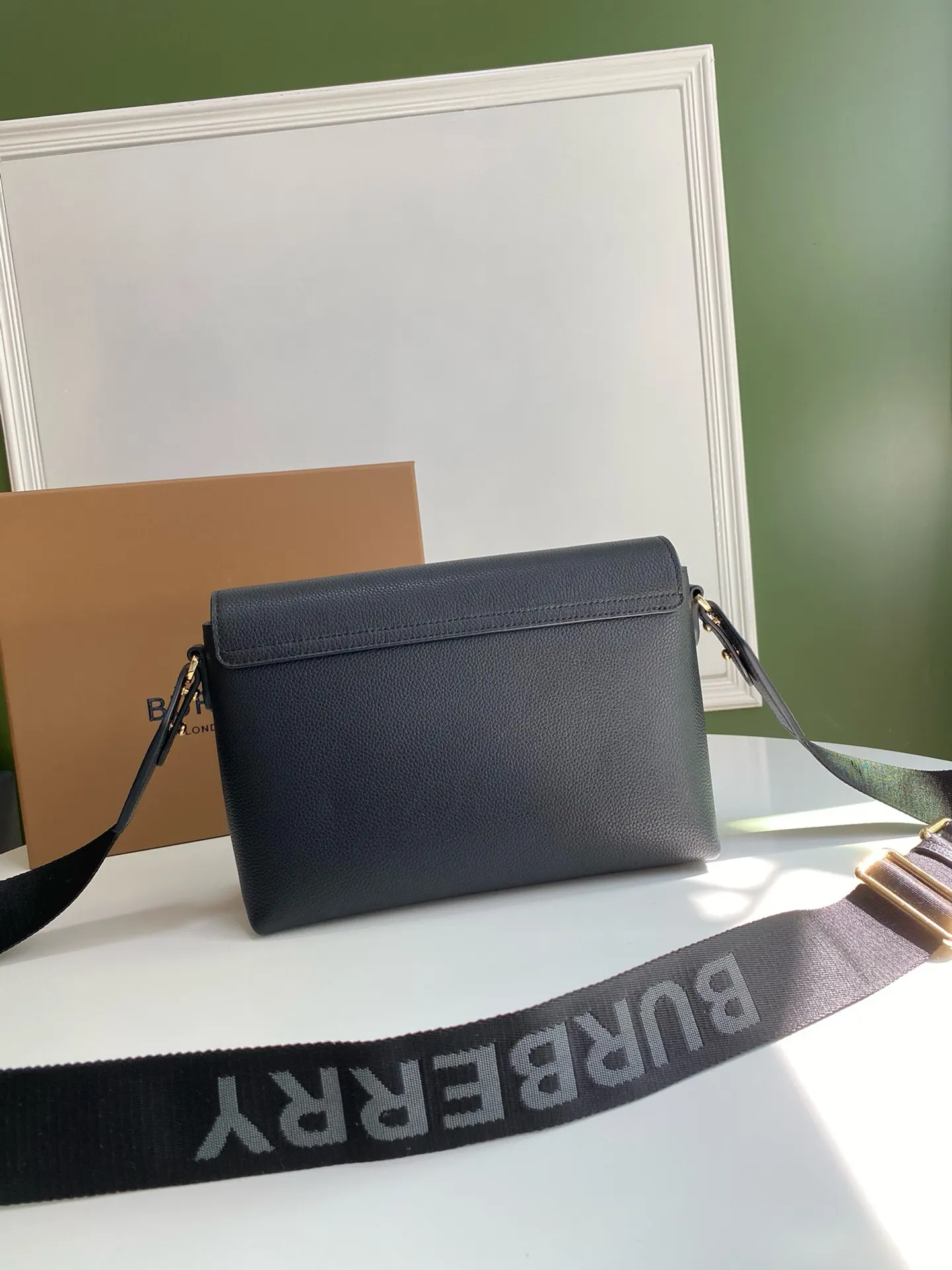 皮革 搭 可拆式网纹背带 点缀品牌标志性条纹 雙肩包 实用雙肩款
