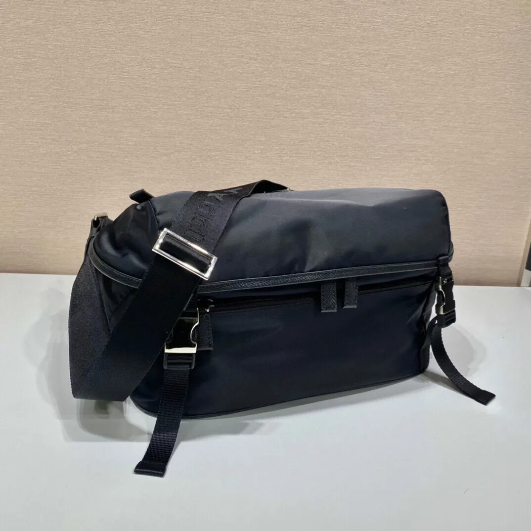 PRADA 2VH991A Re-Nylon尼龙 Saffiano十字纹牛皮 三角标 邮差包 通勤百搭款