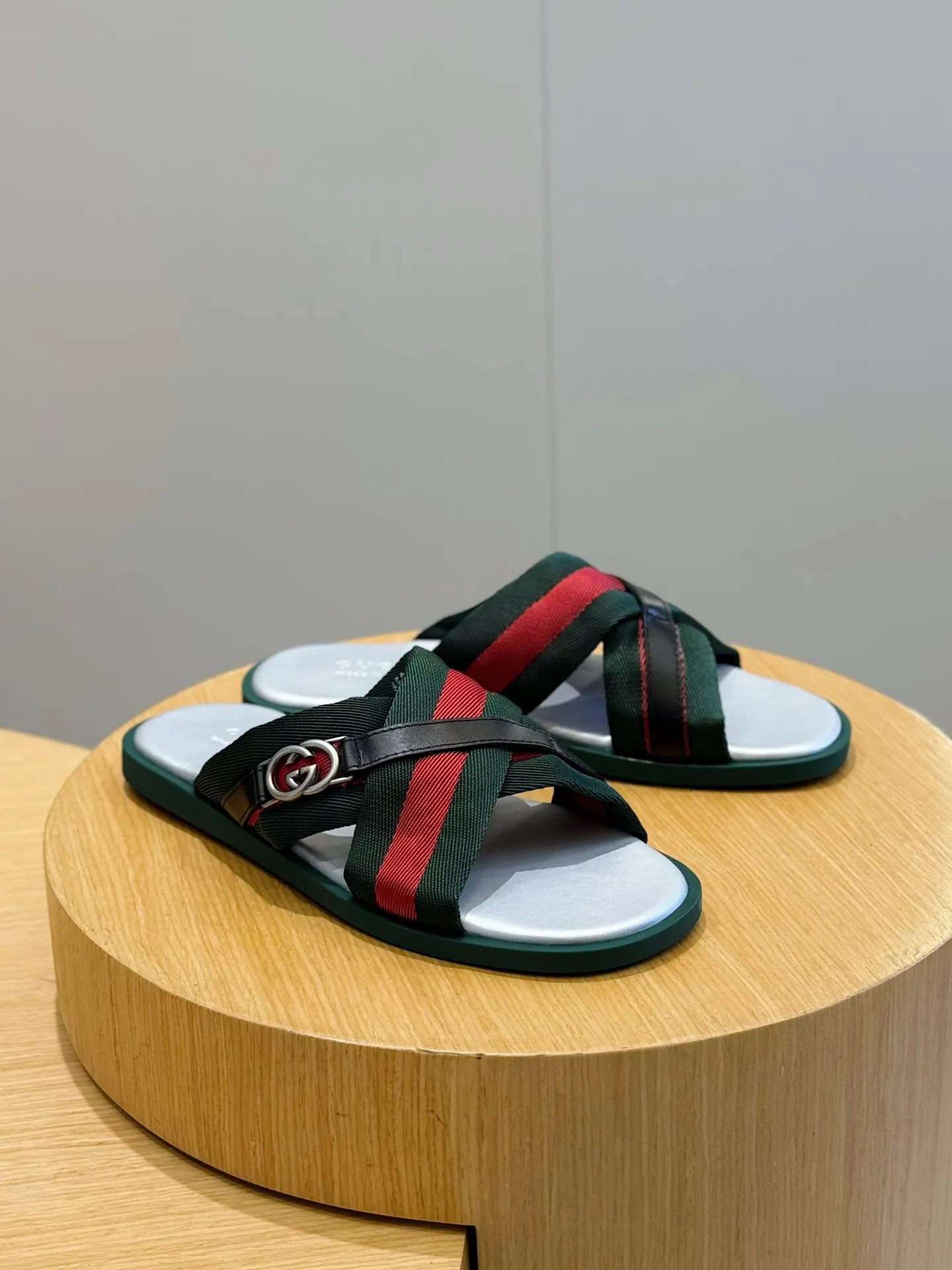 Gucci Web织带交叉带拖鞋 黑色红绿白底