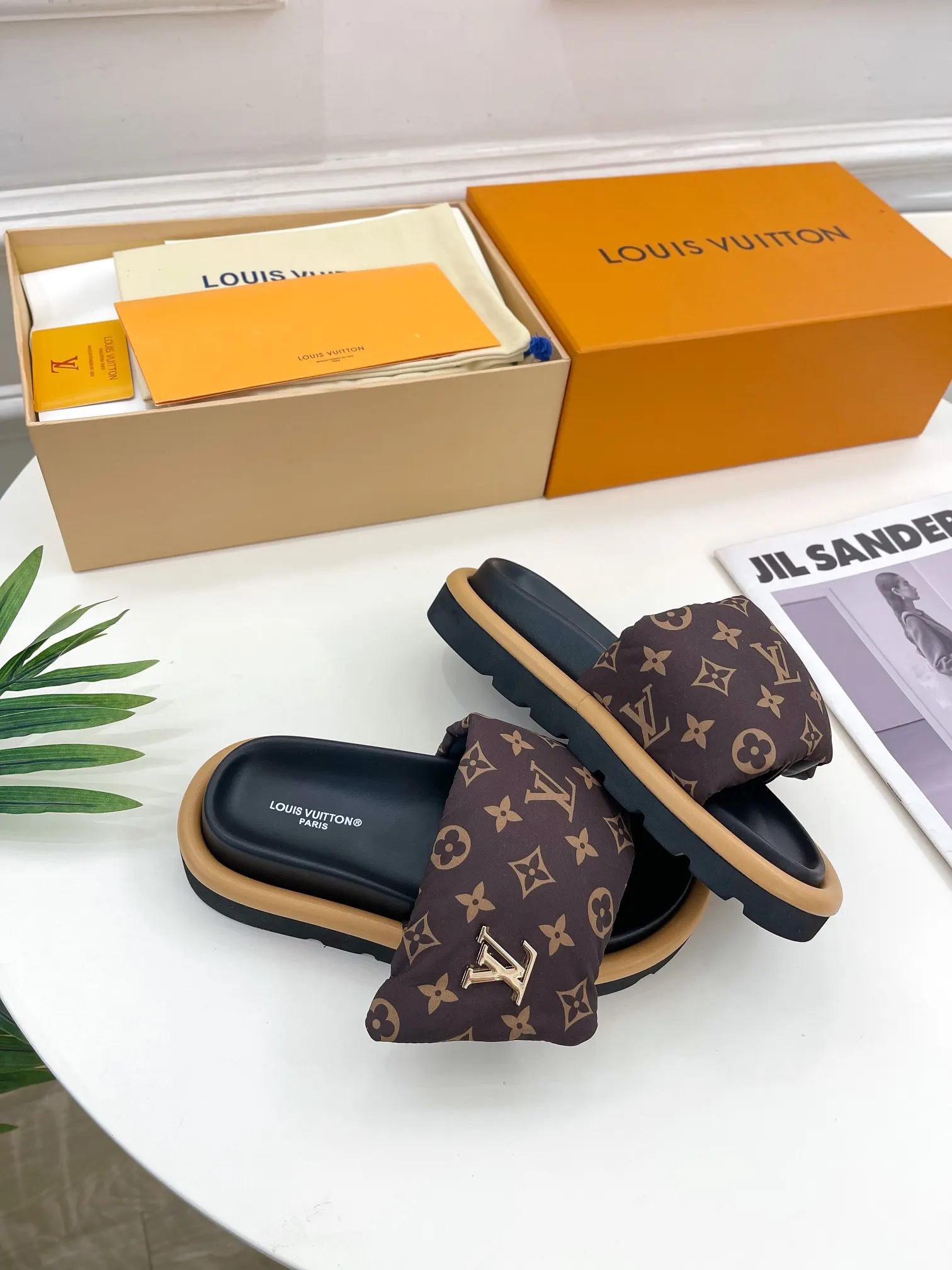 LV platform slippers, casual and versatile Image 4 LV platform slippers, casual and versatile Image 4