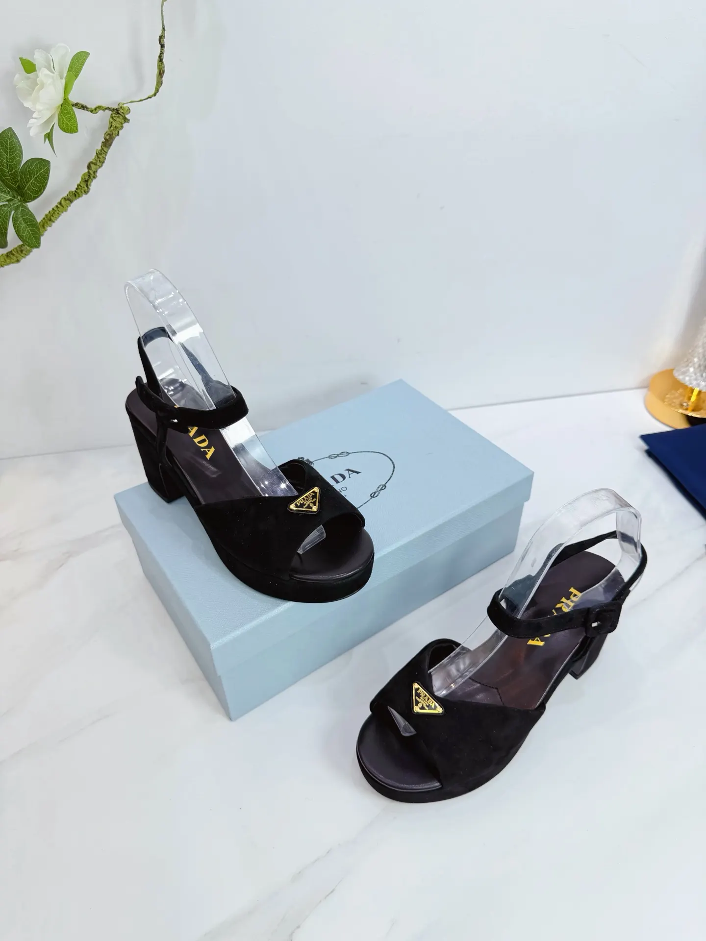 PRADA 羊皮 休闲鞋 舒适百搭款