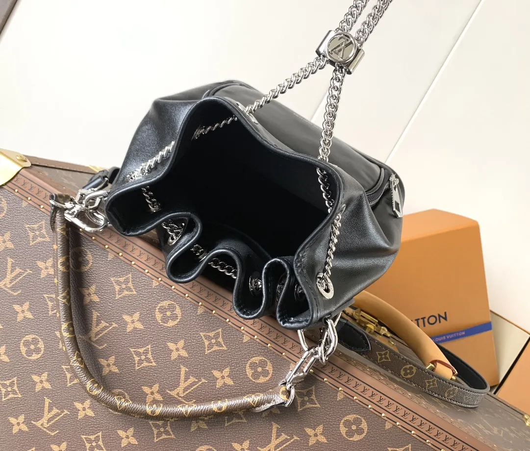 LV 羊皮 Circle 滑动装饰方便调节开口 拉链前袋可随心收 收纳包 旅行收纳款