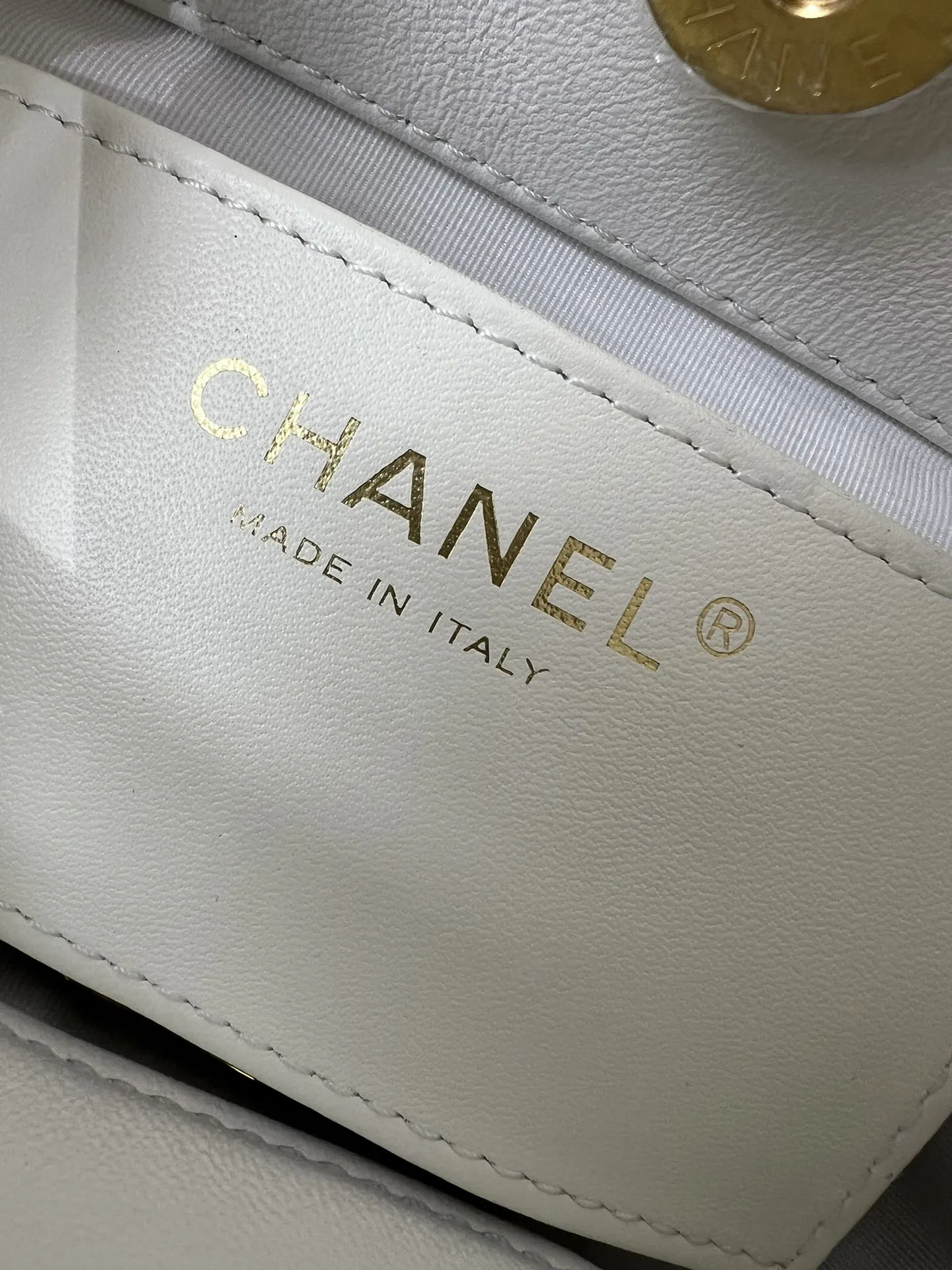 CHANEL 白色小羊皮菱格链条双肩包 休闲款