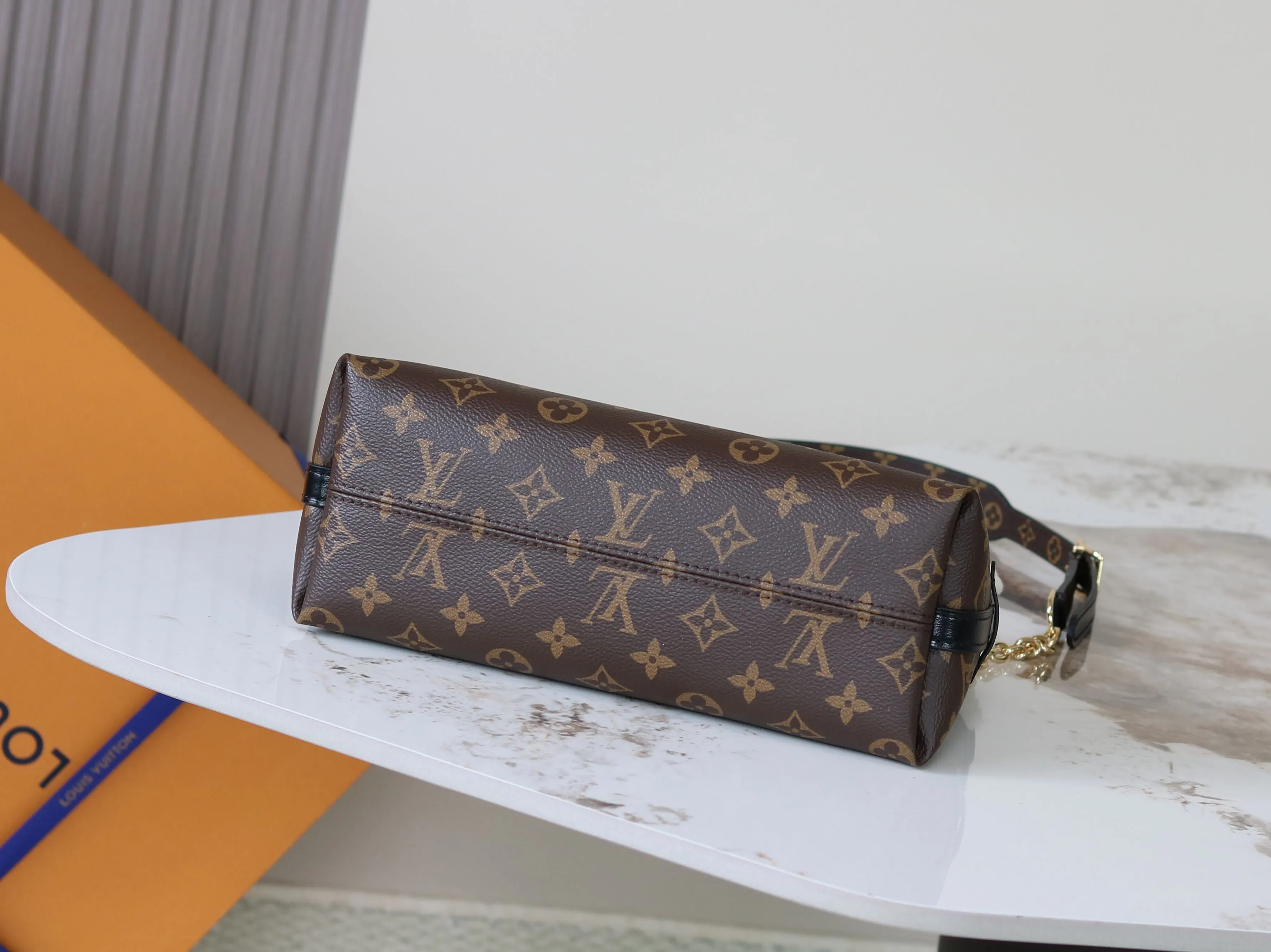 LV classic Monogram, chain bag, shoulder messenger model Image 4