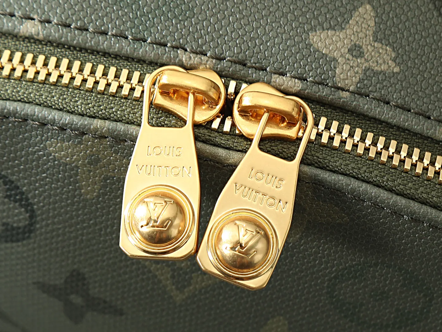 帆布 外袋 拉链前袋和开口侧袋方便取放物品 内袋确保收納井 雙肩包 实用雙肩款