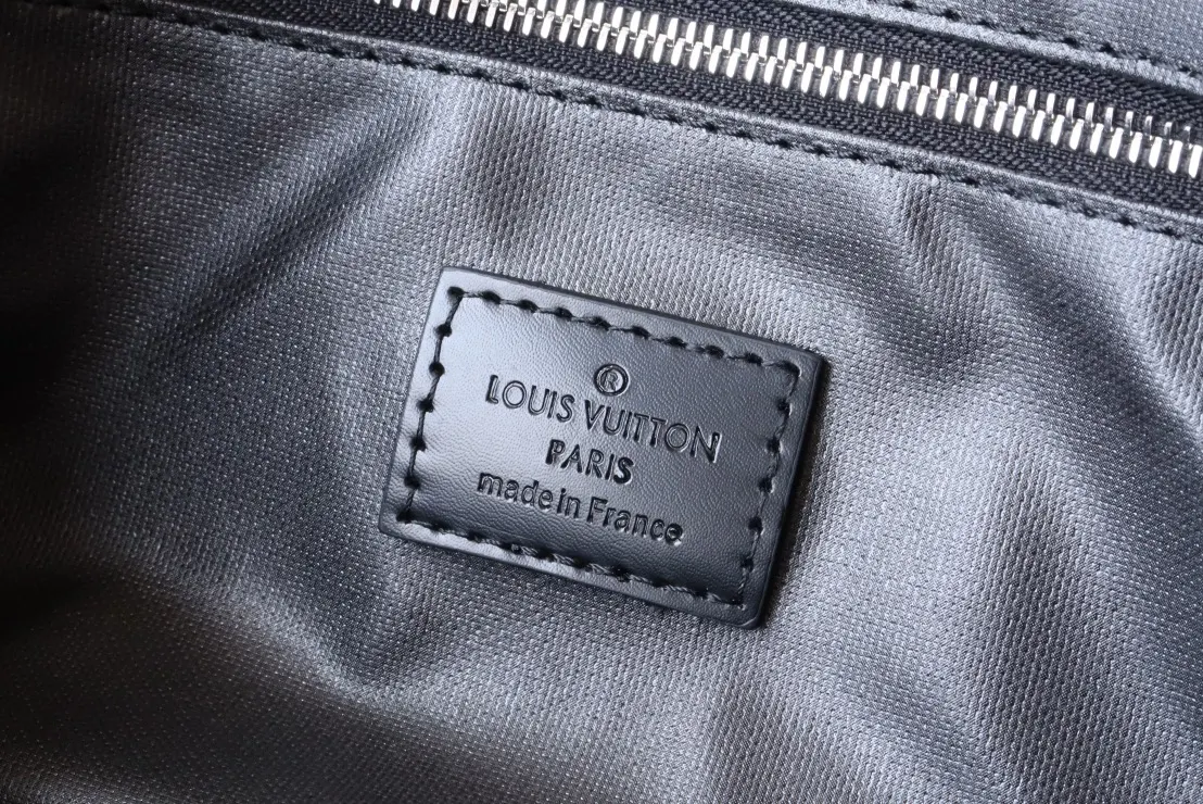 LV 牛皮 皮质宽手柄可舒适提携 亦可置于挂钩上 实乃不可或缺的 化妆包 便携收纳款