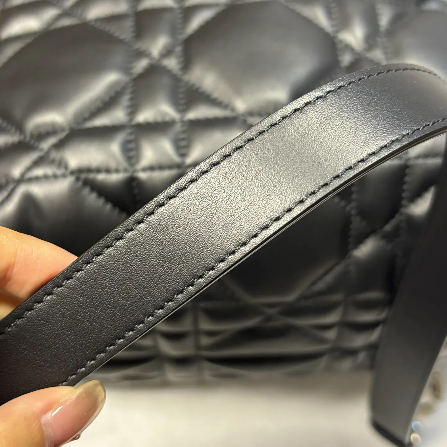 Dior 黑色 牛皮 中号 Toujours 竖版手袋 黑色牛皮革超大藤格 托特包 大容量托特款