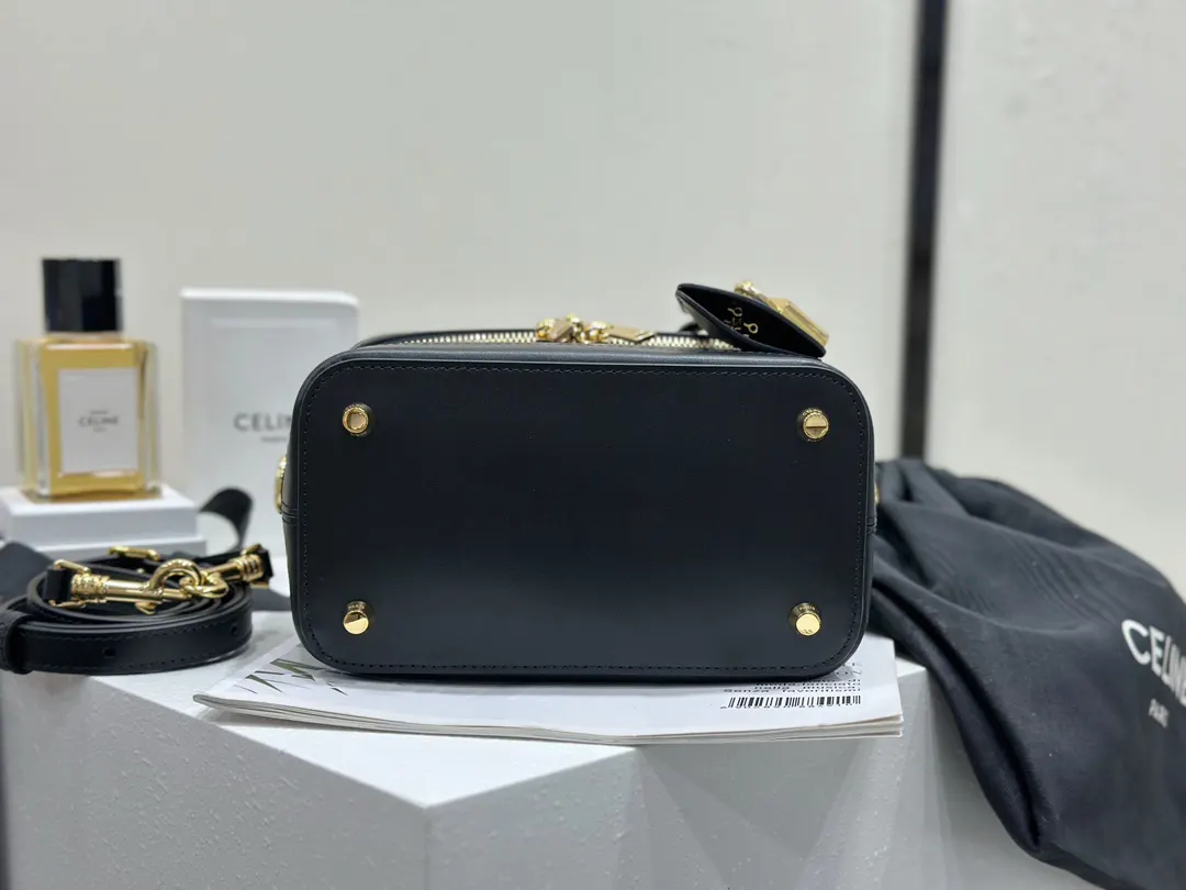 Celine 黑色 牛皮 化妝包 便携收納款(數字9) Celine 黑色 牛皮 化妝包 便携收納款(數字9)