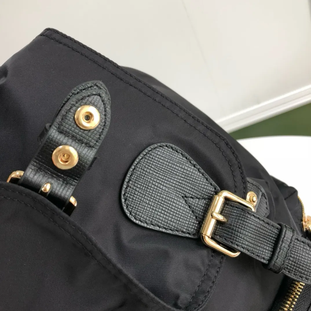 尼龍 黑 棕 「The Rucksack 军旅」为时装秀主 單肩包 日常單肩背款