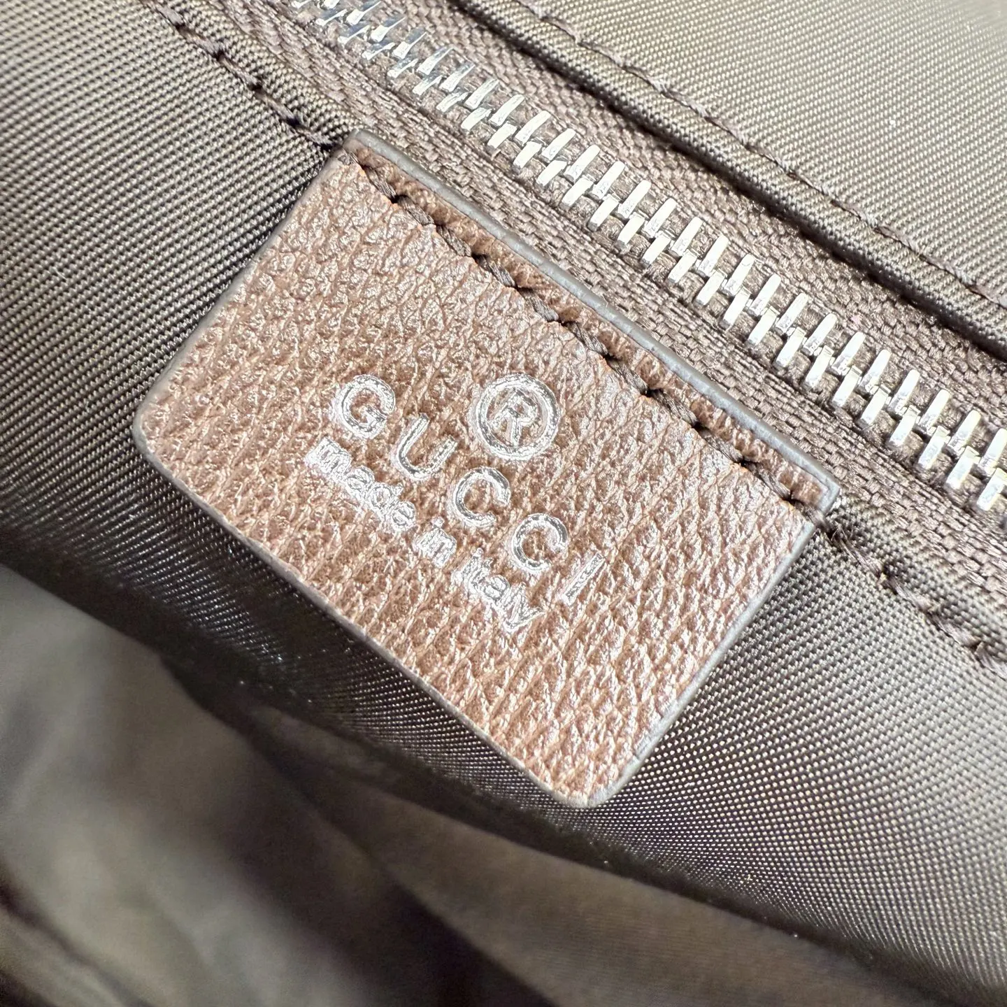 Gucci 棕色 銀色 帆布 雙肩包 实用雙肩款(數字10) Gucci 棕色 銀色 帆布 雙肩包 实用雙肩款(數字10)