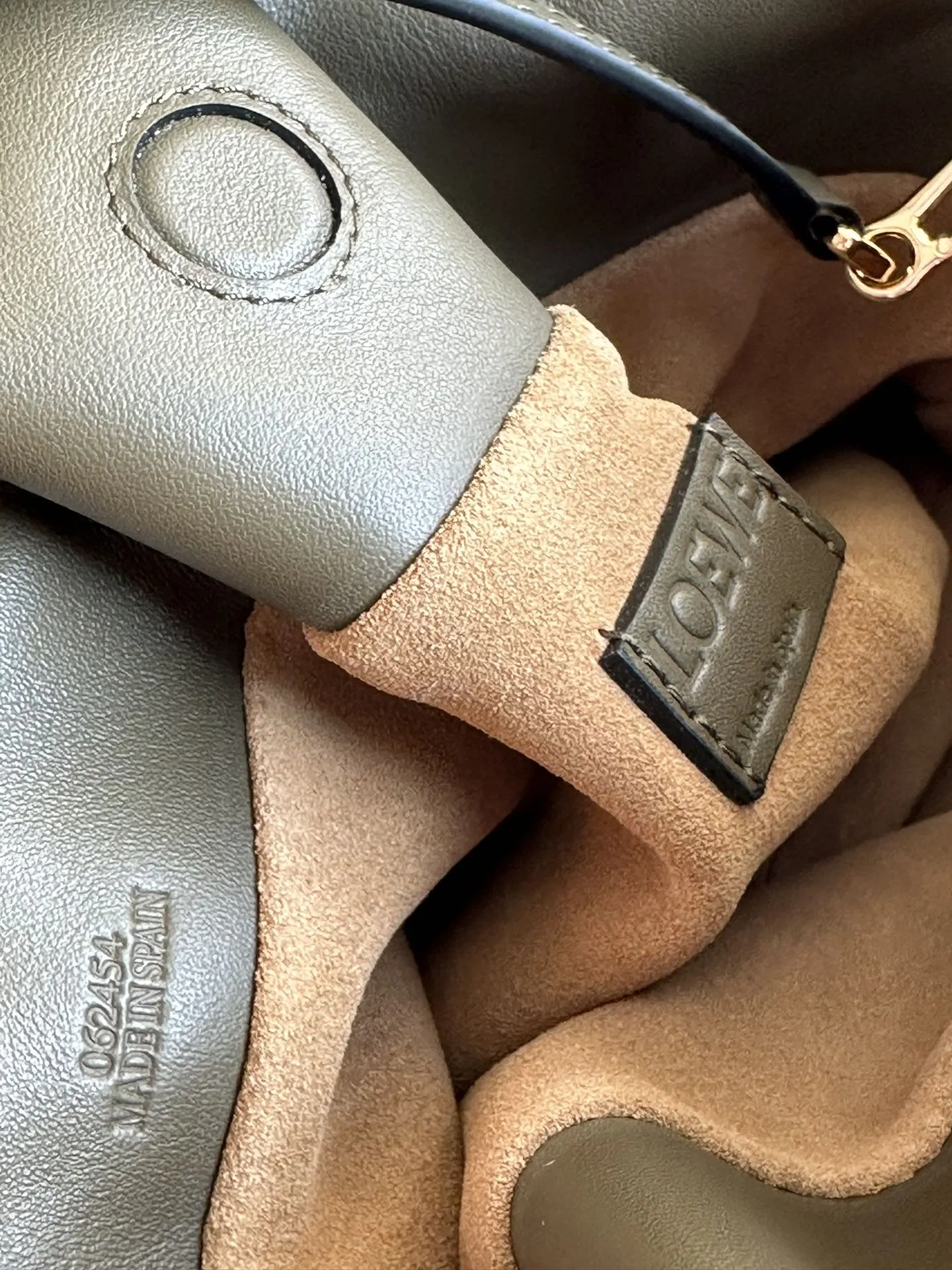 Loewe 金色 卡其 牛皮 手拿包 精致手拿款(數字9) Loewe 金色 卡其 牛皮 手拿包 精致手拿款(數字9)