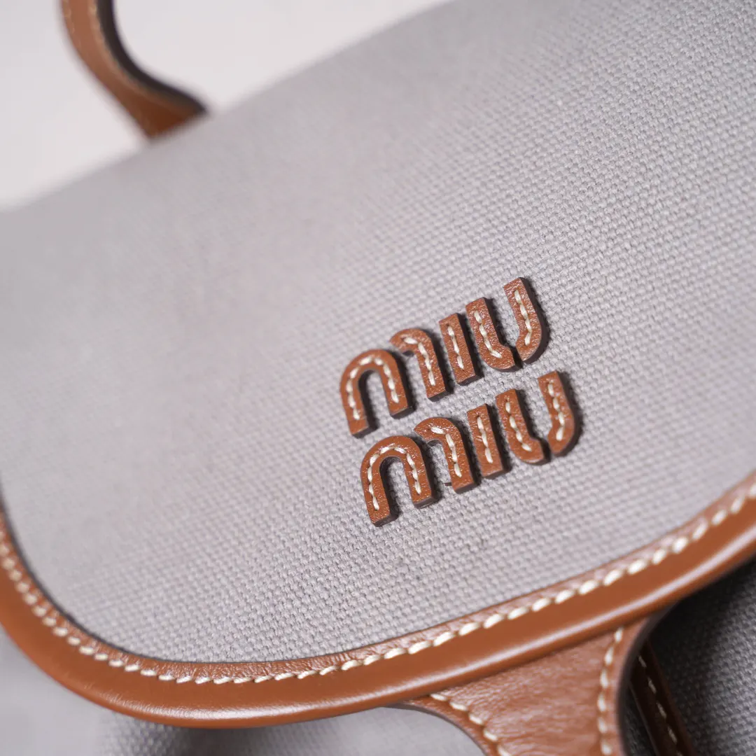 Miu 卡其 牛仔 小牛皮 雙肩包 实用雙肩款