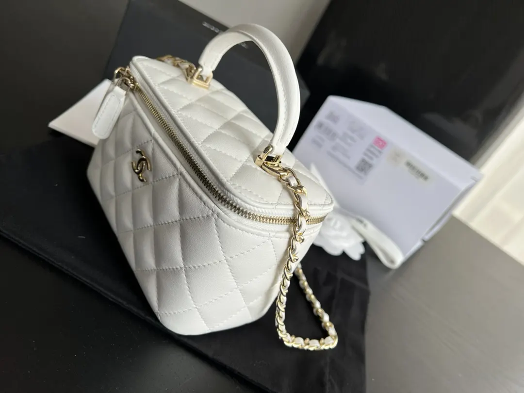 CHANEL 19 Bag 白色羊皮菱格链条包 礼盒款